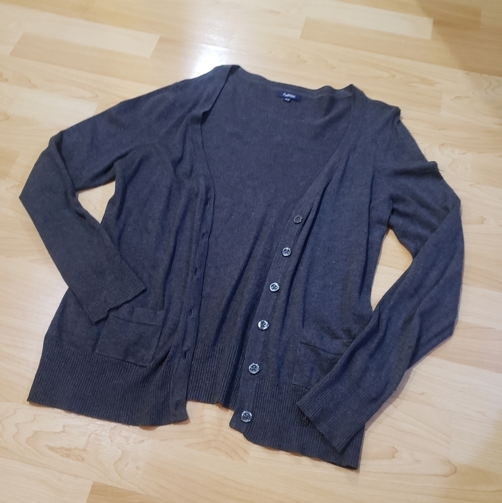 ๐ฟ 3/$20 ๐ฟ Reitmans Dark Gray Buttoned Cardigan Size M - Picture 2 of 7